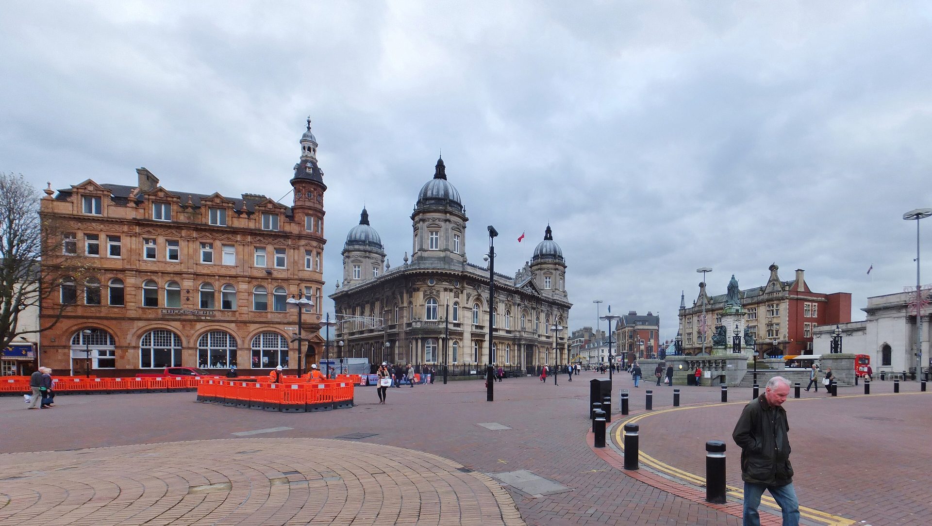 Queen Victoria Square in Hull, the Maritime Museum behind it